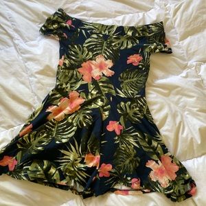 Off the shoulder tropical romper! 🌺🌸🌺🌸